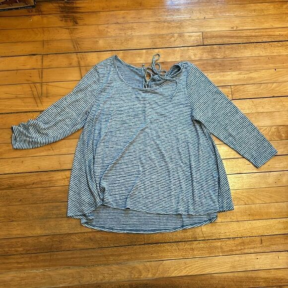 Bundle of 3 Women’s Assorted Casual Tops in Size Large - Picture 6 of 7